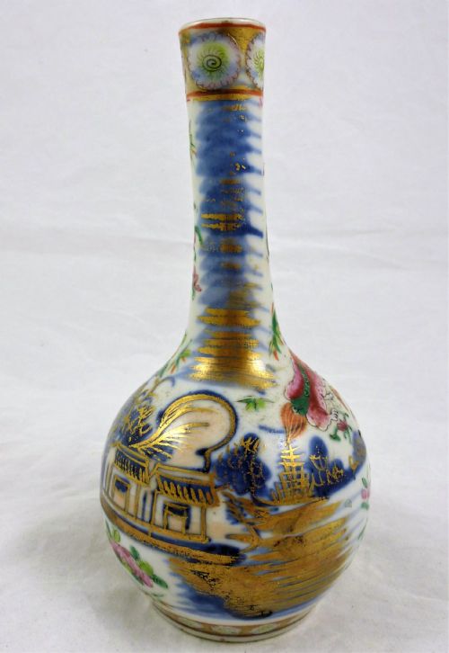 AN ANTIQUE CHINESE FAMILLE ROSE PORCELAIN VASE - ADDITIONAL PHOTO 1