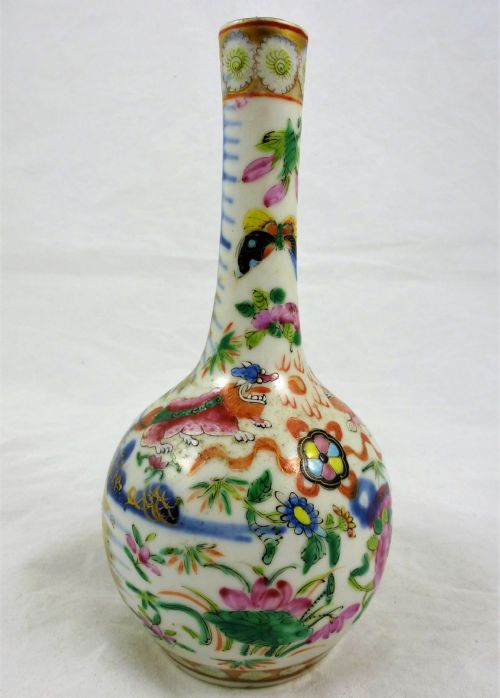 AN ANTIQUE CHINESE FAMILLE ROSE PORCELAIN VASE - ADDITIONAL PHOTO 2