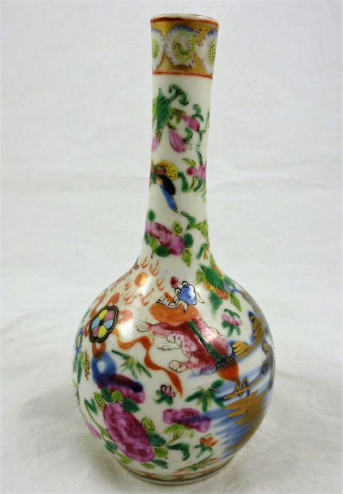 AN ANTIQUE CHINESE FAMILLE ROSE PORCELAIN VASE - ADDITIONAL PHOTO 3