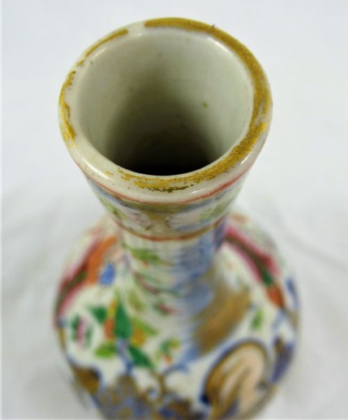 AN ANTIQUE CHINESE FAMILLE ROSE PORCELAIN VASE - ADDITIONAL PHOTO 4