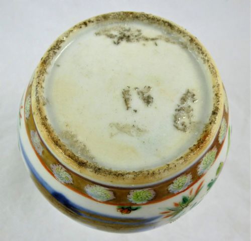 AN ANTIQUE CHINESE FAMILLE ROSE PORCELAIN VASE - ADDITIONAL PHOTO 5