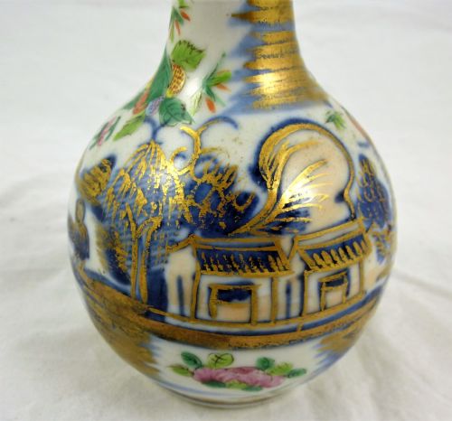 AN ANTIQUE CHINESE FAMILLE ROSE PORCELAIN VASE - ADDITIONAL PHOTO 7