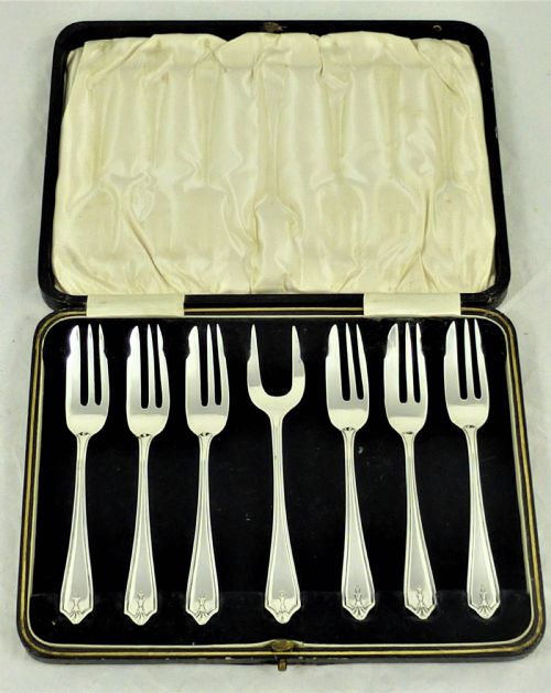 cased set of sterling silver pastry forks - CATEGORY: ANTIQUE SILVER - DATED 1930