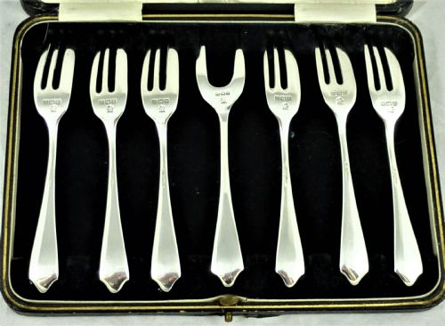 CASED SET OF STERLING SILVER PASTRY FORKS - ADDITIONAL PHOTO 2