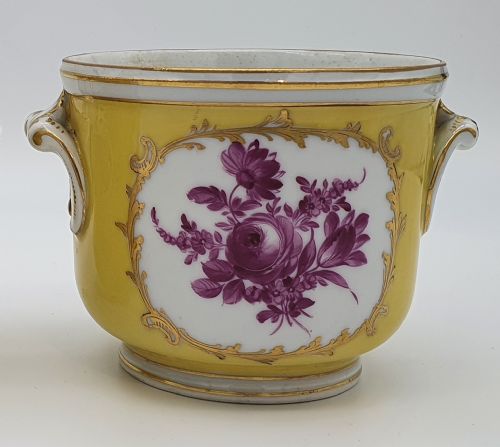 A GERMAN DRESDEN PORCELAIN CACHE POT - ADDITIONAL PHOTO 3