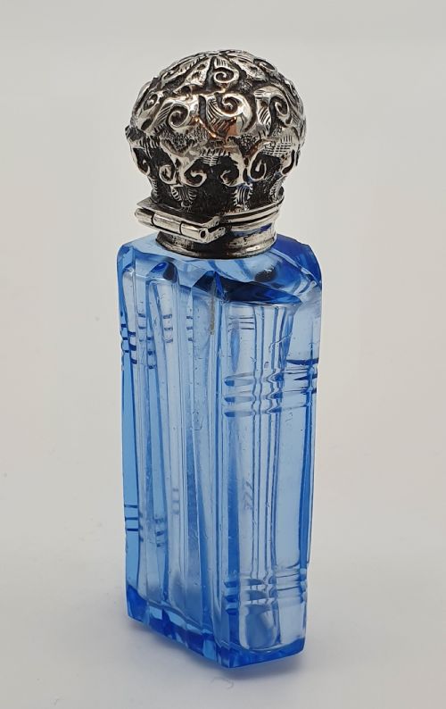 CIRCA 1900 BLUE GLASS PERFUME BOTTLE - ADDITIONAL PHOTO 2