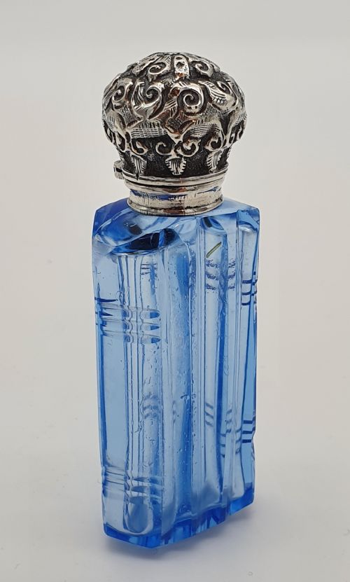 CIRCA 1900 BLUE GLASS PERFUME BOTTLE - ADDITIONAL PHOTO 4