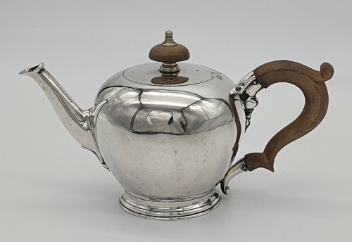 a george v jubilee edward sons hallmarked sterling silver bullet teapot - CATEGORY: ANTIQUE SILVER - DATED 1930