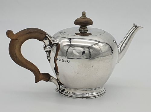 A GEORGE V JUBILEE EDWARD SONS HALLMARKED STERLING SILVER BULLET TEAPOT - ADDITIONAL PHOTO 2