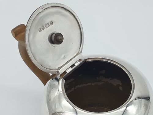 A GEORGE V JUBILEE EDWARD SONS HALLMARKED STERLING SILVER BULLET TEAPOT - ADDITIONAL PHOTO 4