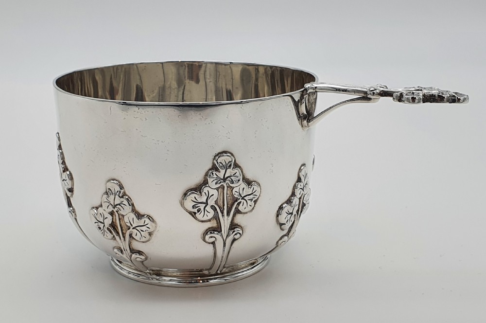 AN EDWARDIAN STERLING SILVER PORRINGER BOWL, LONDON 1903 GOLDSMITHS & SILVERSMITHS
