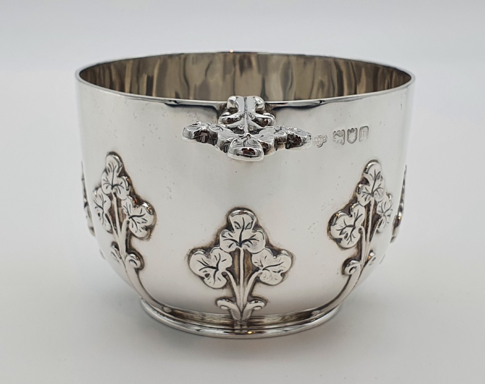 AN EDWARDIAN STERLING SILVER PORRINGER BOWL, LONDON 1903 GOLDSMITHS & SILVERSMITHS View II