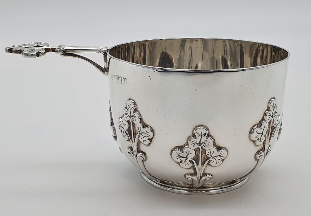 AN EDWARDIAN STERLING SILVER PORRINGER BOWL, LONDON 1903 GOLDSMITHS & SILVERSMITHS View III