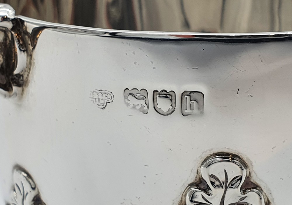 AN EDWARDIAN STERLING SILVER PORRINGER BOWL, LONDON 1903 GOLDSMITHS & SILVERSMITHS View VII