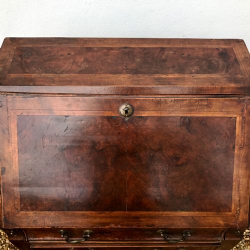 WILLIAM AND MARY STYLE SMALL WALNUT BUREAU - ADDITIONAL PHOTO 4