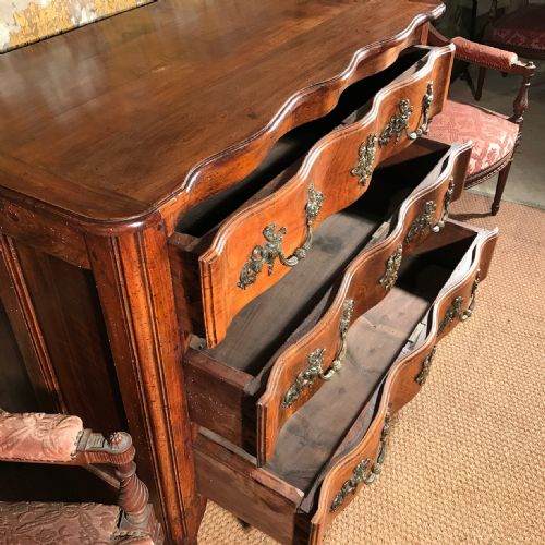 C18TH STYLE SERPENTINE COMMODE CHEST IN CHERRY - ADDITIONAL PHOTO 5