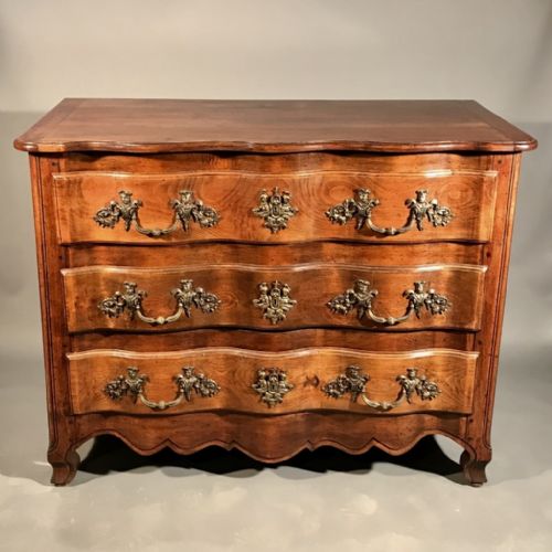 C18TH STYLE SERPENTINE COMMODE CHEST IN CHERRY - ADDITIONAL PHOTO 1