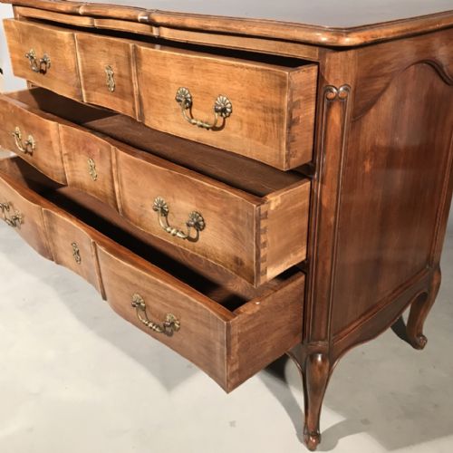 FRENCH WALNUT SERPENTINE FRONT CHEST OF DRAWERS - ADDITIONAL PHOTO 1