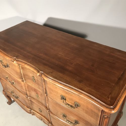 FRENCH WALNUT SERPENTINE FRONT CHEST OF DRAWERS - ADDITIONAL PHOTO 3