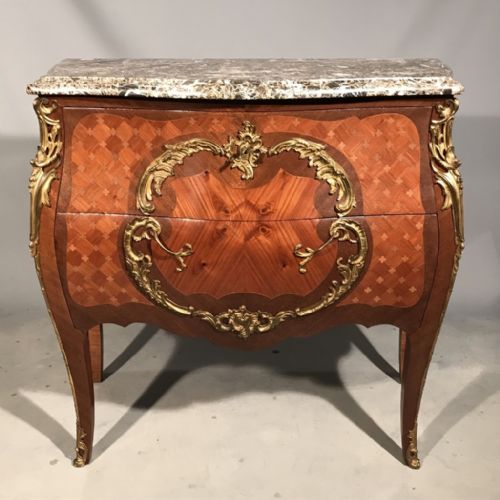 OUTSTANDING PARQUETRY COMMODE WITH GILT METAL MEDALLION - ADDITIONAL PHOTO 1