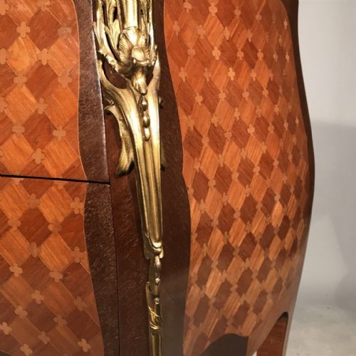 OUTSTANDING PARQUETRY COMMODE WITH GILT METAL MEDALLION - ADDITIONAL PHOTO 2