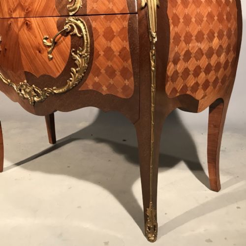 OUTSTANDING PARQUETRY COMMODE WITH GILT METAL MEDALLION - ADDITIONAL PHOTO 3