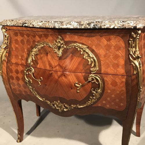OUTSTANDING PARQUETRY COMMODE WITH GILT METAL MEDALLION - ADDITIONAL PHOTO 4