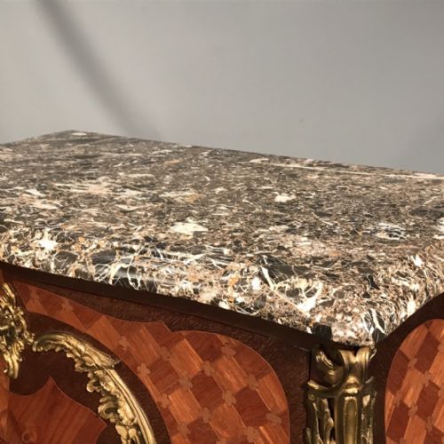 OUTSTANDING PARQUETRY COMMODE WITH GILT METAL MEDALLION - ADDITIONAL PHOTO 5