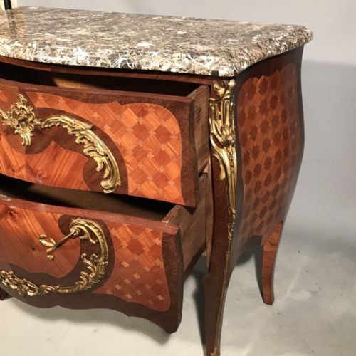 OUTSTANDING PARQUETRY COMMODE WITH GILT METAL MEDALLION - ADDITIONAL PHOTO 6