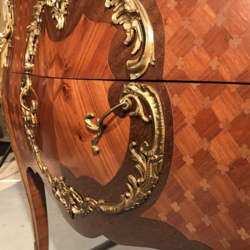 OUTSTANDING PARQUETRY COMMODE WITH GILT METAL MEDALLION - ADDITIONAL PHOTO 7