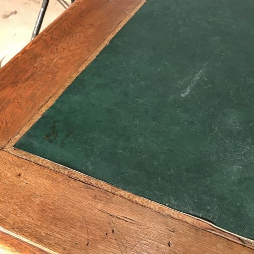 GOOD SIZE VICTORIAN OAK DESK - ADDITIONAL PHOTO 3