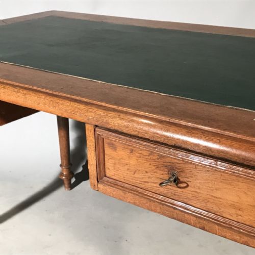 GOOD SIZE VICTORIAN OAK DESK - ADDITIONAL PHOTO 4