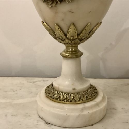 LARGE PAIR OF MARBLE CASSOLETTE WITH RAMS HEADS1 - ADDITIONAL PHOTO 3