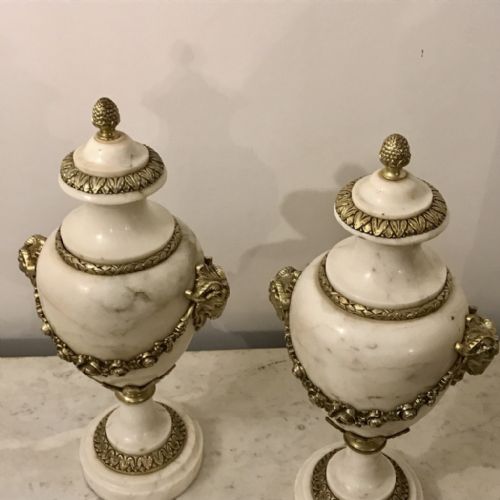 LARGE PAIR OF MARBLE CASSOLETTE WITH RAMS HEADS1 - ADDITIONAL PHOTO 4