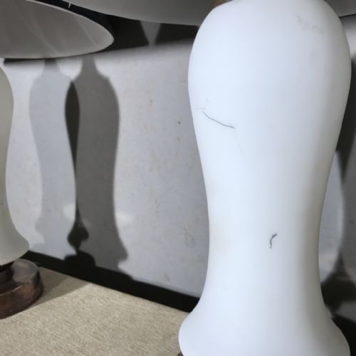 PAIR OF ART DECO TABLE LAMPS IN FROSTED GLASS - ADDITIONAL PHOTO 2