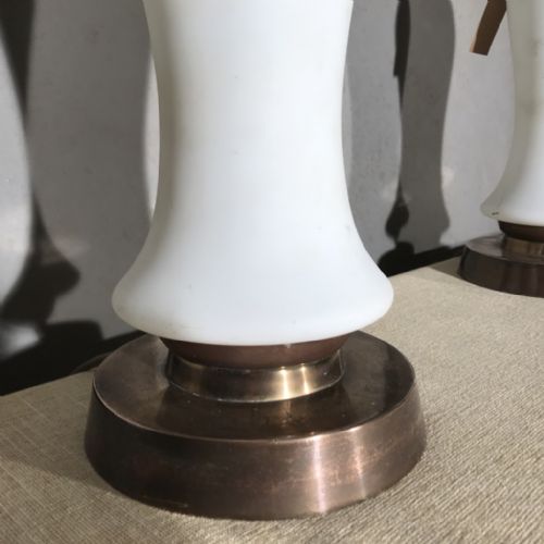 PAIR OF ART DECO TABLE LAMPS IN FROSTED GLASS - ADDITIONAL PHOTO 3