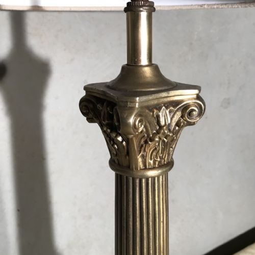 SINGLE CORINTHIAN COLUMN LAMP WITH CERAMIC AND GILT RELIEF BASE - ADDITIONAL PHOTO 1