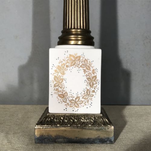 SINGLE CORINTHIAN COLUMN LAMP WITH CERAMIC AND GILT RELIEF BASE - ADDITIONAL PHOTO 4