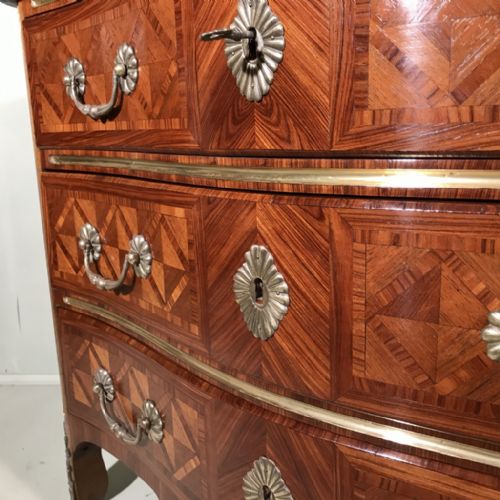FRENCH KINGWOOD PARQUETRY SERPENTINE COMMODE CHEST OF DRAWERS - ADDITIONAL PHOTO 1
