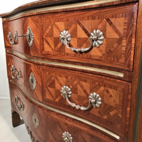 FRENCH KINGWOOD PARQUETRY SERPENTINE COMMODE CHEST OF DRAWERS - ADDITIONAL PHOTO 2