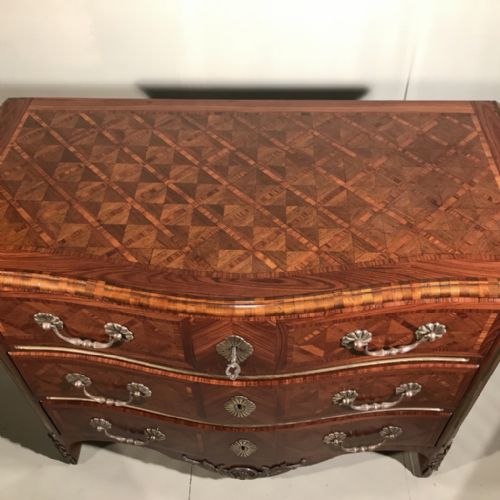 FRENCH KINGWOOD PARQUETRY SERPENTINE COMMODE CHEST OF DRAWERS - ADDITIONAL PHOTO 3