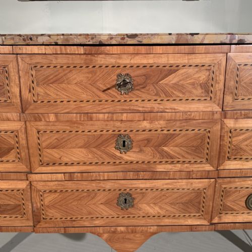 EARLY C19TH FRENCH COMMODE WITH BRECHE D'ALEP MARBLE - ADDITIONAL PHOTO 9