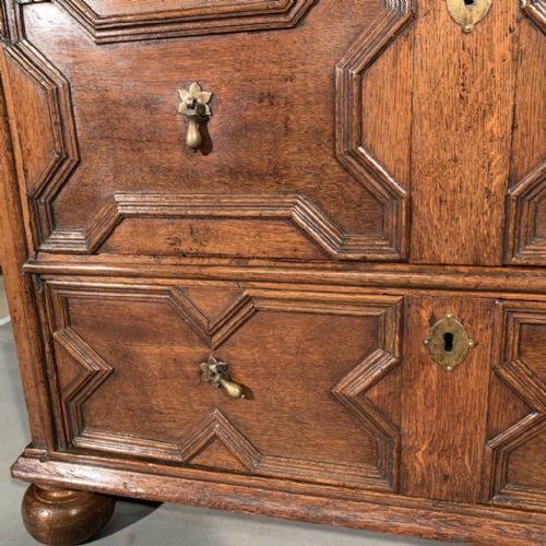 C17TH OAK GEOMETRIC CHEST OF DRAWERS - ADDITIONAL PHOTO 4
