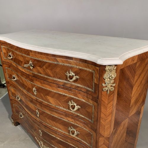 VERY FINE FRENCH SERPENTINE LOUIS XV COMMODE WITH MARBLE TOP - ADDITIONAL PHOTO 4