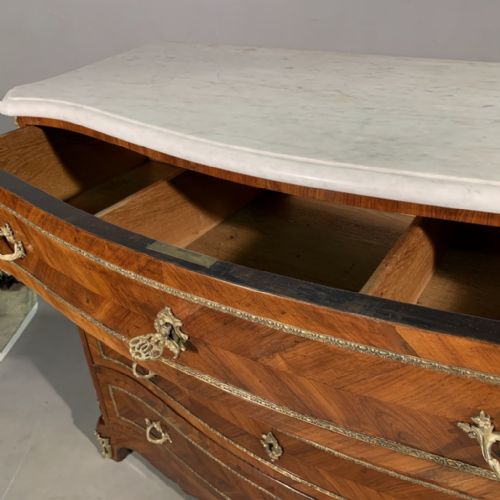VERY FINE FRENCH SERPENTINE LOUIS XV COMMODE WITH MARBLE TOP - ADDITIONAL PHOTO 5