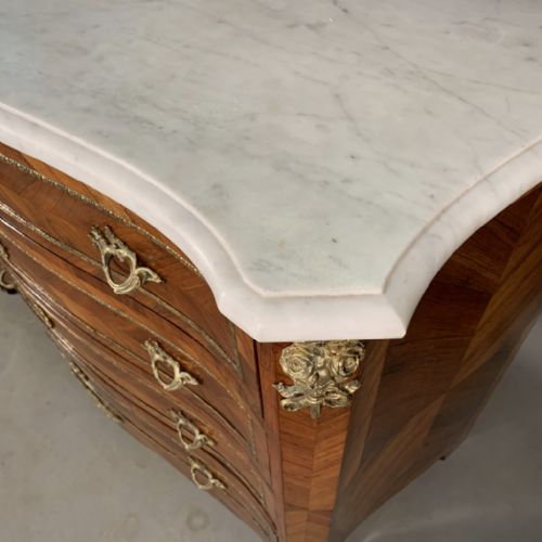 VERY FINE FRENCH SERPENTINE LOUIS XV COMMODE WITH MARBLE TOP - ADDITIONAL PHOTO 6