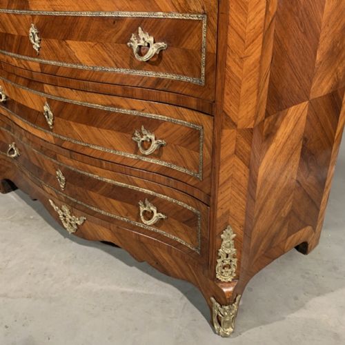 VERY FINE FRENCH SERPENTINE LOUIS XV COMMODE WITH MARBLE TOP - ADDITIONAL PHOTO 10