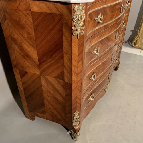 VERY FINE FRENCH SERPENTINE LOUIS XV COMMODE WITH MARBLE TOP - ADDITIONAL PHOTO 11