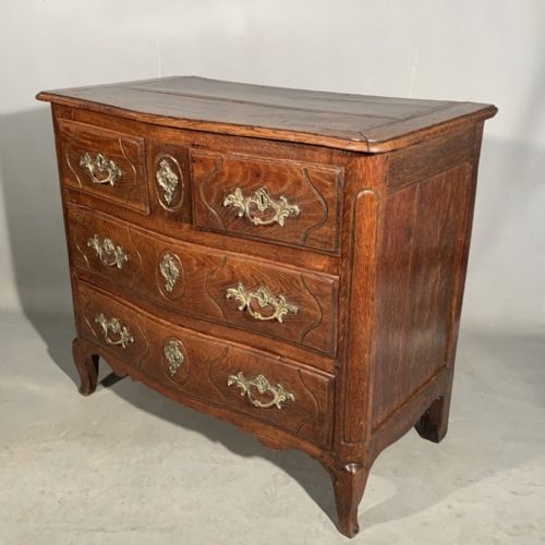 small 18th century french oak commode with brass handles - CATEGORY: ANTIQUE CHEST OF DRAWERS - DATED 18TH CENTURY