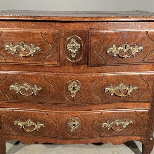 SMALL 18TH CENTURY FRENCH OAK COMMODE WITH BRASS HANDLES - ADDITIONAL PHOTO 2